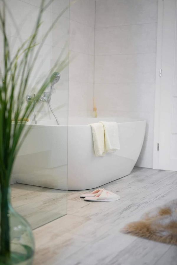 Bl - The Penthouse, 24Hr Self Check-In, 2 Bedrooms, Fireplace, Ac, Panoramic View From Main Balcony, 3-Minute Walk To City Center Besztercebánya Kültér fotó